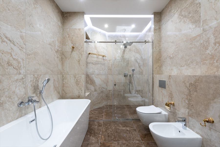 Baño de mármol impecable