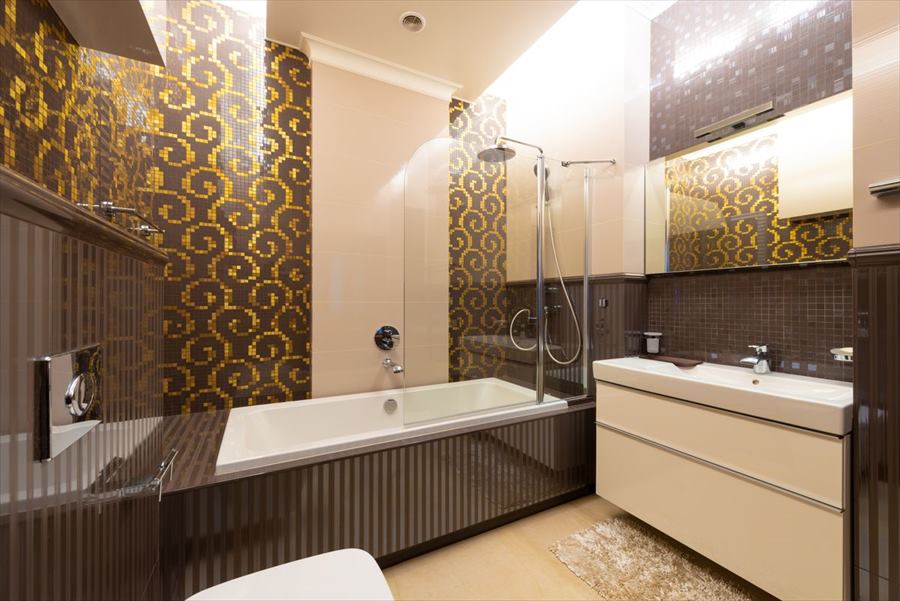 Baño con espejo brillante