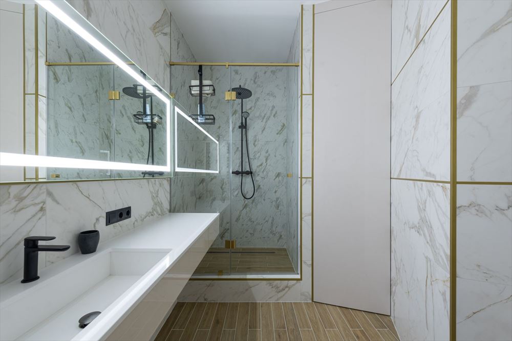 Baño de vivienda turística reluciente